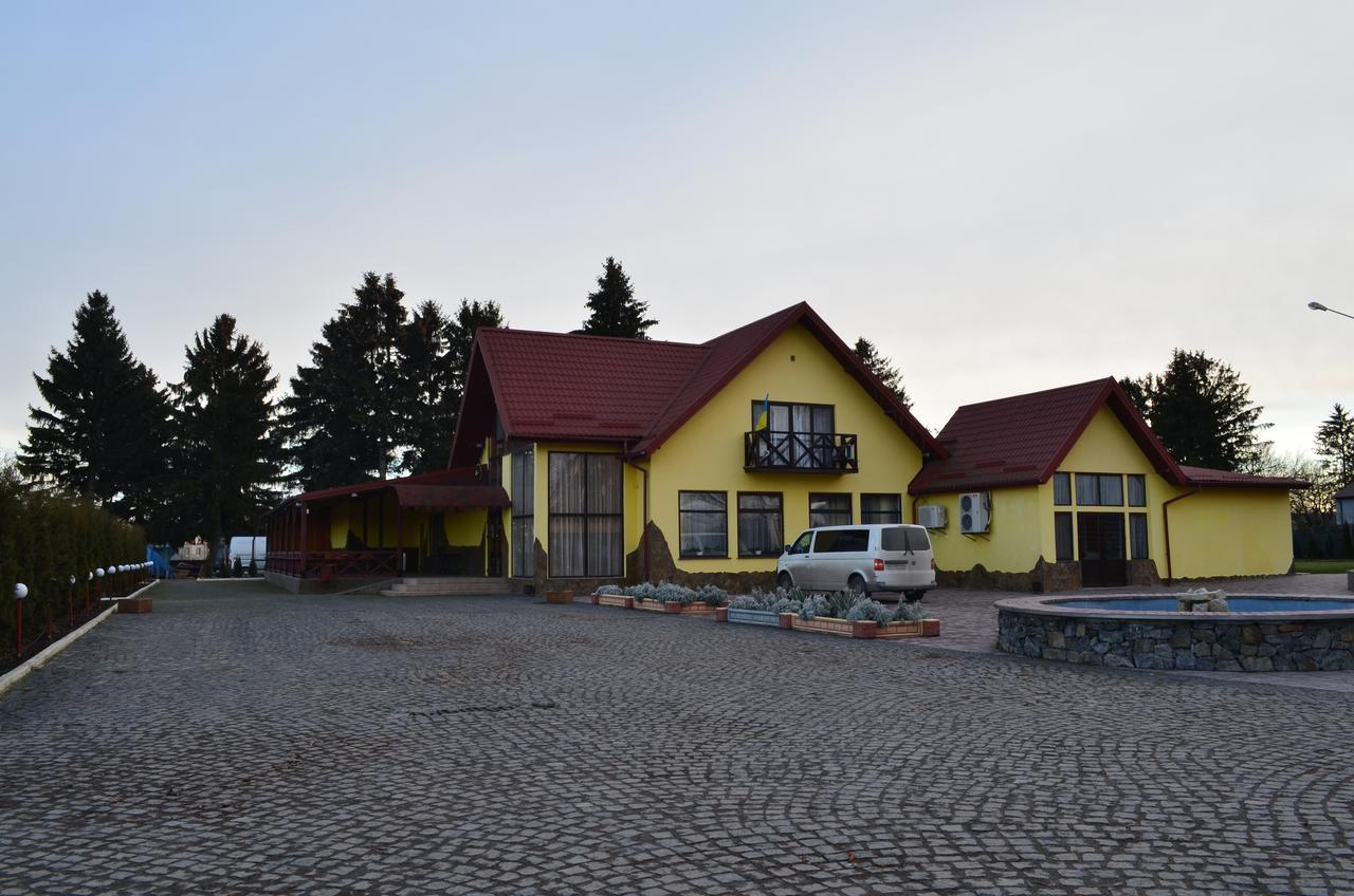Hotel Fiyesta Starokostyantyniv Екстериор снимка