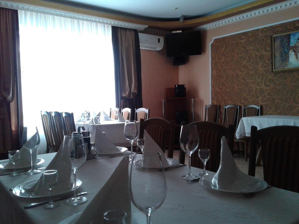 Hotel Fiyesta Starokostyantyniv Екстериор снимка